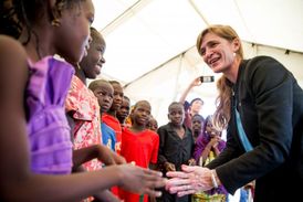 Ambasadorka Samantha Powerová se vítá s dětmi v Kamerunu.