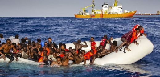 Migranti u pobřeží italského ostrova Lampedusa.