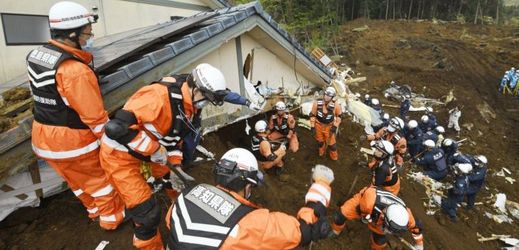 Záchranáři hledají pohřešované po zemětřesení na Kjúšú.