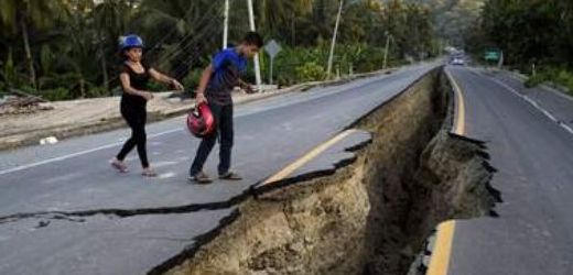 Škody po zemětřesení se odhadují na tři miliardy dolarů. 