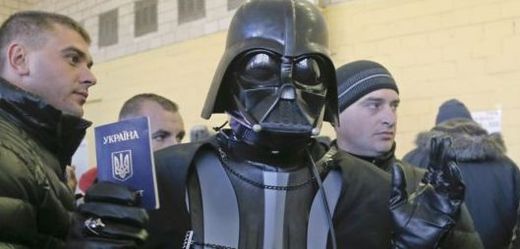 Darth Vader neboli Viktor Ševčenko, který se dříve zúčastnil voleb na Ukrajině, drží svůj ukrajinský pas.