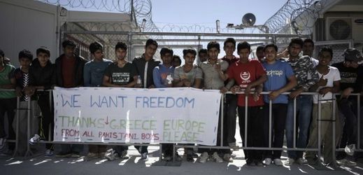 Pákistánští uprchlíci na Lesbosu protestují proti dohodě EU s Tureckem.