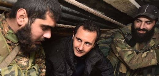 Syrský prezident Bašár Asad (na snímku uprostřed) na návštěvě vojáků a důstojníků na vojenském kontrolním stanovišti na okraji Damašku v Sýrii.