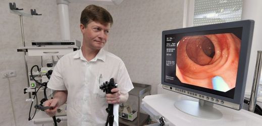 Lékař František Pešek ukazuje vybavení endoskopického centra, společného pracoviště Interního oddělení a II. interní kliniky Fakultní nemocnice Plzeň-Bory.