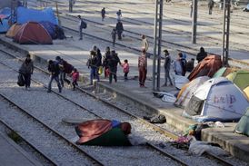 Migranti na nádraží v blízkosti provizorního tábora Idomeni.