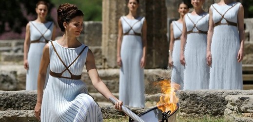 Ve starověkých kulisách zažehlo podle antické tradice oheň spojením slunečních paprsků z hory Olympu jedenáct kněžek.