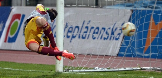 Ondřej Vrzal z Dukly v brance místo vyloučeného brankáře Filipa Rady inkasuje gól z penalty.