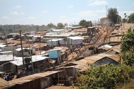 Kibera je miliónovým slumem poblíž keňského Nairobi.