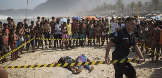 Mrtví lidé vyplavení na pláži poblíže neštěstí. 
