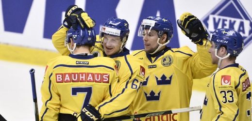 Hokejisté Švédska se radují po vítězství nad Ruskem. 