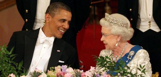 Americký prezident Barack Obama a britská královna Elizabeth II. během státního banketu v Buckinghamském paláci v Londýně. Snímek z roku 2011.