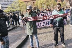 Demonstranti protestují proti migrační dohodě EU o přijetí uprchlíků v Evropě. Berlínský protest se konal pod hesly Zastavte deportace!, Je zde dostatek místa pro každého!, Milujeme sport, nenávidíme rasismus.