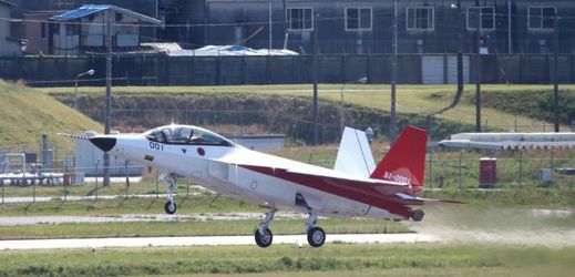 Červenobílý prototyp letounu X-2 se vznášelo ve vzduchu 25 minut.