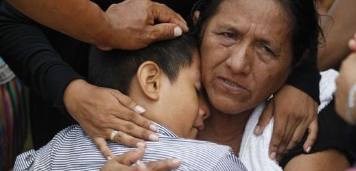 Obyvatelé Ekvádoru, poškození silným zemětřesením.