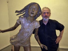 Kurt Gebauer se svou sochou Utíkající dívka.