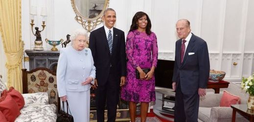 Obama s chotí na návštěvě u královny Alžběty II. a jejího manžela prince Philipa.