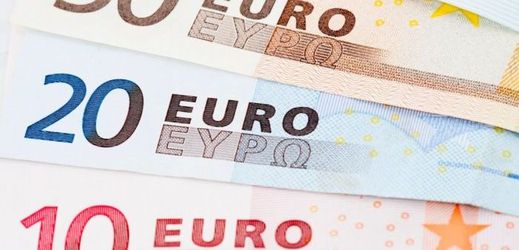 Evropská centrální banka se snaží podpořit inflaci a hospodářský růst v eurozóně přílivem nových peněz.