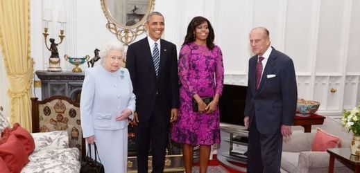 Před schůzkou s britským premiérem americký prezident a jeho manželka Michelle poobědvali na windsorském hradě s královnou Alžbětou II.