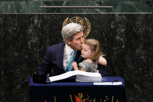 Americký ministr zahraničí John Kerry, držel při podpisu symbolicky v náručí svou vnučku.
