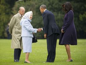Královna Alžběta II. přivítala v pátek amerického prezidenta na windsorském hradě.