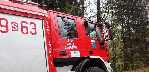 Hasiči likvidovali v Beskydech požár lesa. Pomáhali jim i kolegové z Polska.