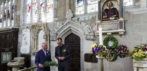 Prince Charles pokládá věnec na hrob Williama Shakespeara.