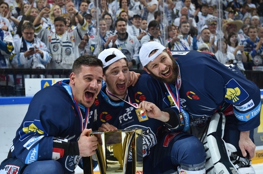 Radost hokejistů Liberce ze zisku extraligového titulu.