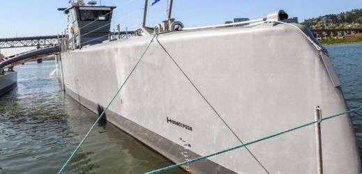 Nové plavidlo amerického vojenského námořnictva Sea Hunter vypadá jako trimaran.