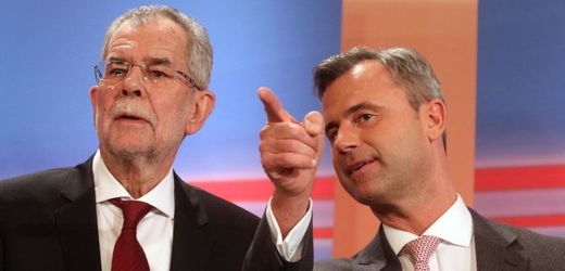 Kandidát populistické Svobodné strany Rakouska (FPÖ) Norbert Hofer (vpravo) a bývalý předseda strany Zelených Alexander Van der Bellen.