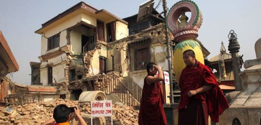 Nepál se stal terčem kritiky kvůli odkladu rekonstrukce statisíců poškozených staveb.