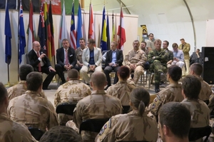 Debata premiéra a členů delegace s vojáky 12. úkolového uskupení.