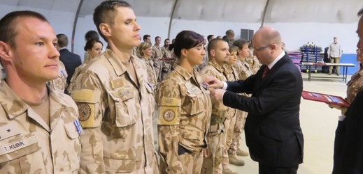 Premiér Bohuslav Sobotka předává medaile českým vojákům v Afghánistánu.