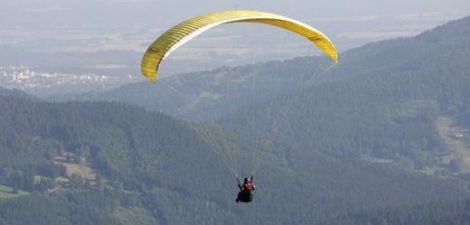 Paraglidistu poryv větru odmrštil do boku kopce (ilustrační foto). 