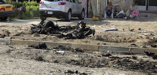 Zbytky auta, v kterém vybouchla v iráckém Bagdádu bomba.