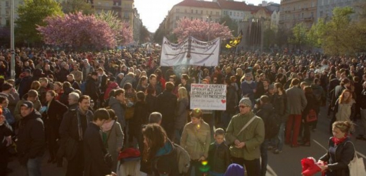 Na pražském náměstí Jiřího z Poděbrad se v podvečer sešlo na 500 lidí.