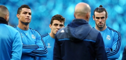 Největší hvězdy Realu Cristiano Ronaldo (vlevo) a Gareth Bale (vpravo) naslouchají trenérovi Zinedinu Zidanovi.