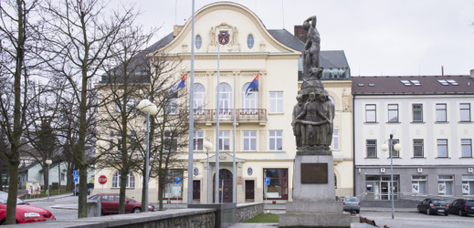 Budova radnice na Horním náměstí v centru Humpolce.