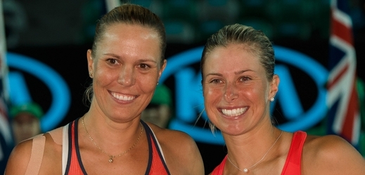 Kamarádky z deblu Lucie Hradecká (vlevo) a Andrea Hlaváčková se v Praze postavily proti sobě.