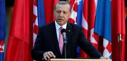Turecký prezident Recep Tayyip Erdogan se distancoval od prohlášení, že by připravovaná nová ústava měla opět propojit stát s islámem.