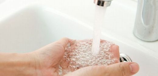 Hygienici radí, aby lidé vodu z kohoutku před použitím odtáčeli.
