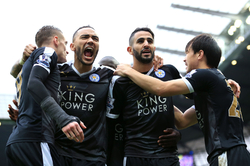 Fotbalisté Leicesteru se radují ze vstřeleného gólu.