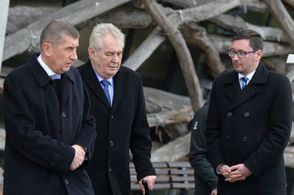 Prezident Miloš Zeman (uprostřed) navštívil farmu Čapí hnízdo.