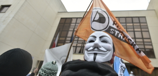 Maskami podporují lidé i Českou pirátskou stranu.