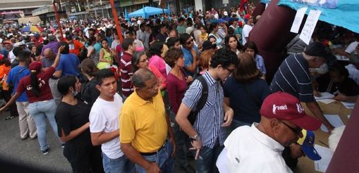 Ve Venezuele začali sbírat podpisy pro referendum o odvolání prezidenta Nicoláse Madura.