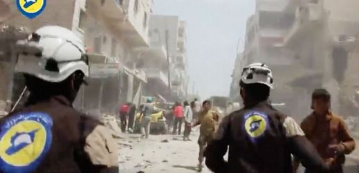 Civilní stráž Bílé helmy zachraňuje v ulicích Aleppa zraněné po útocích (ilustrační foto).