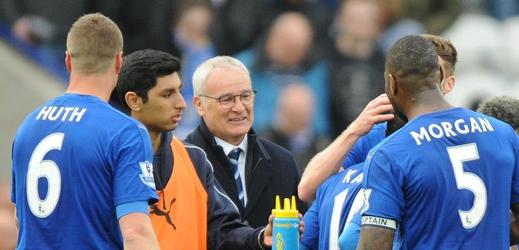 Fotbalisty Leicesteru dělí tři body od zisku historického titulu, a pokud se jim to podaří, jejich trenér Claudio Ranieri si finančně výrazně přilepší.
