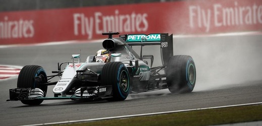 Německý pilot Nico Rosberg z Mercedesu pokračuje ve své dominanci v mistrovství světa formule jedna i v Soči.Nejrychlejší čas v trénincích na Velkou cenu Ruska formule 1 v Soči zajel její dosud jediný vítěz Brit Lewis Hamilton z Mercedesu. 
