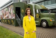 Speciálně upravený kamion odhalí, jak to chodí ve výrobních závodech dodavatelů společnosti McDonald's. Na snímku ředitelka komunikace společnosti McDonald's ČR Zuzana Svobodová.