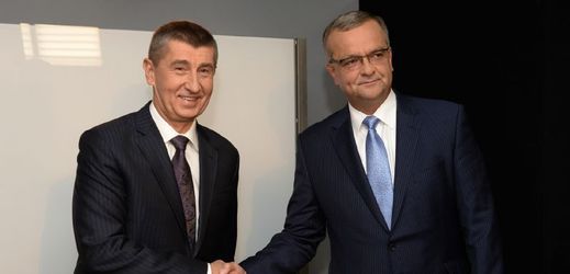 Ministr financí Andrej Babiš (vlevo) a bývalý ministr financí Miroslav Kalousek .