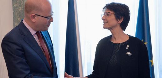 Premiér Bohuslav Sobotka s eurokomisařkou pro zaměstnanost, sociální věci, dovednosti a pohyb pracovních sil Marianne Thyssenovou.